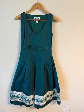 Green Vintage Style Sleeveless Fit-and-Flare Dress with Embroidered Hem